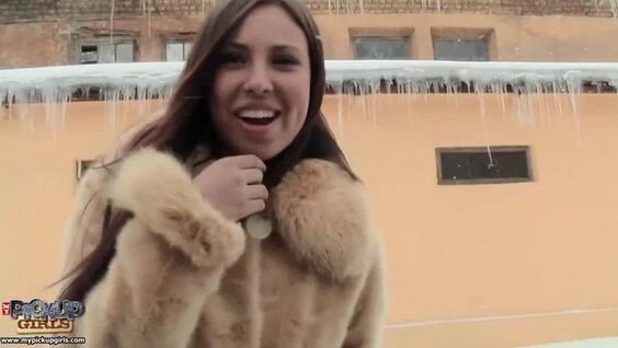 Ofisdagi qizlarning yalang dumbalarining fotosuratlari