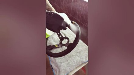 Очистка спортивных рулей из натуральной замши.