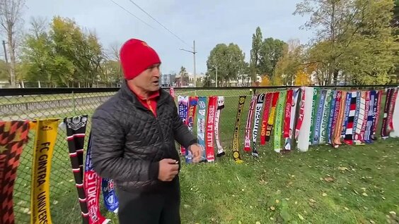 Читатель: Житель Бреста показал большую коллекцию футбольных шарфов — Видео от Онлайн Брест