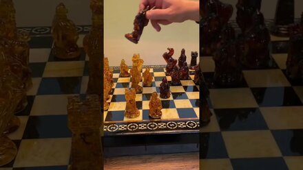 Янтарные шахматы в деревянном ларце