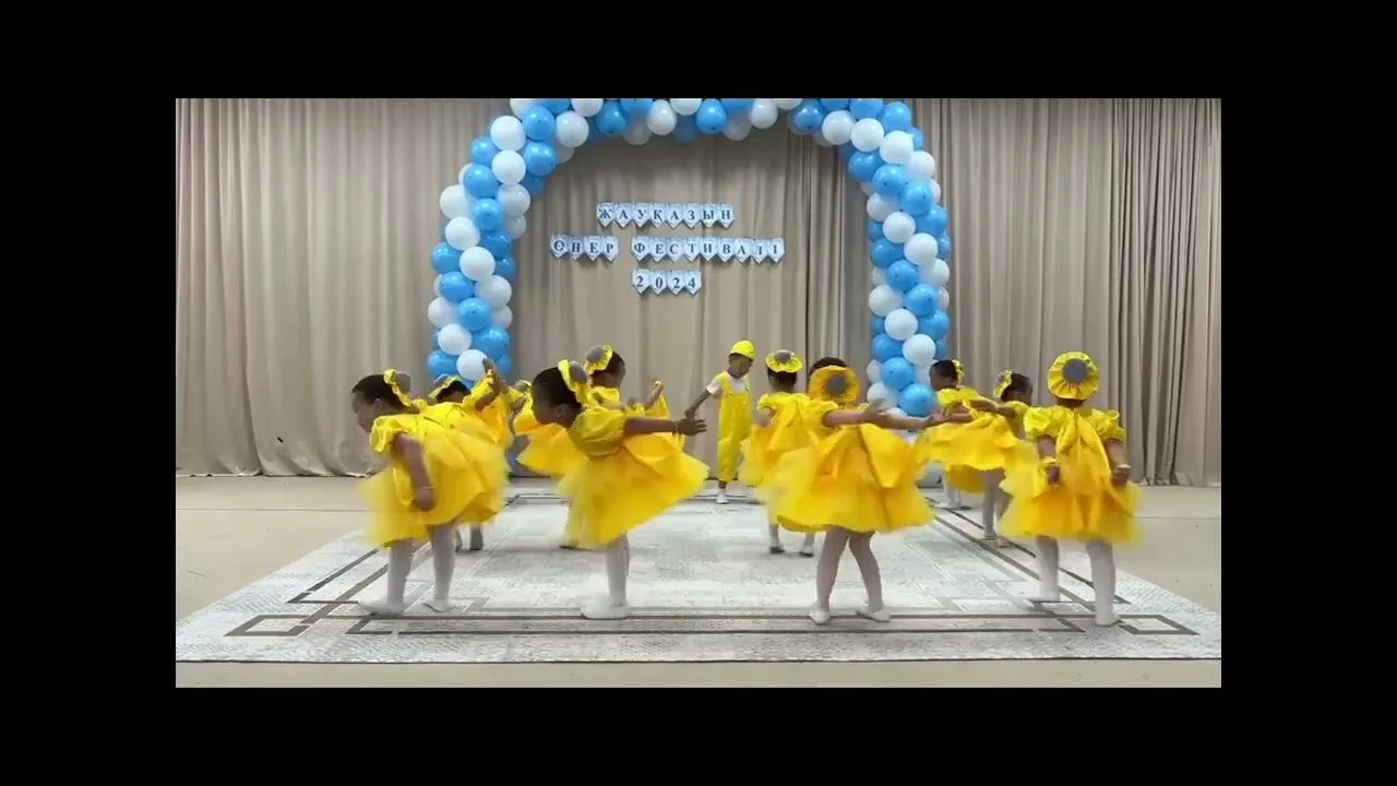 Олардың шеңберде отырып алған суреті