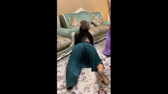 Арттағы ер адамның порно видеосы