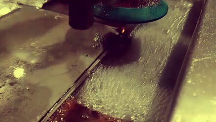 Резка вольфрама. Струя воды словно газовый резак.