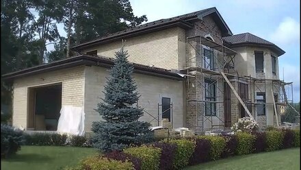 Таймлапс: облицовка фасада натуральным камнем.