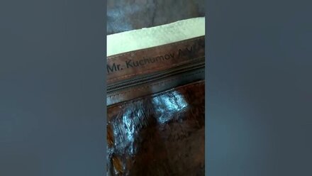 Гравировка портфеля из крокодиловой кожи