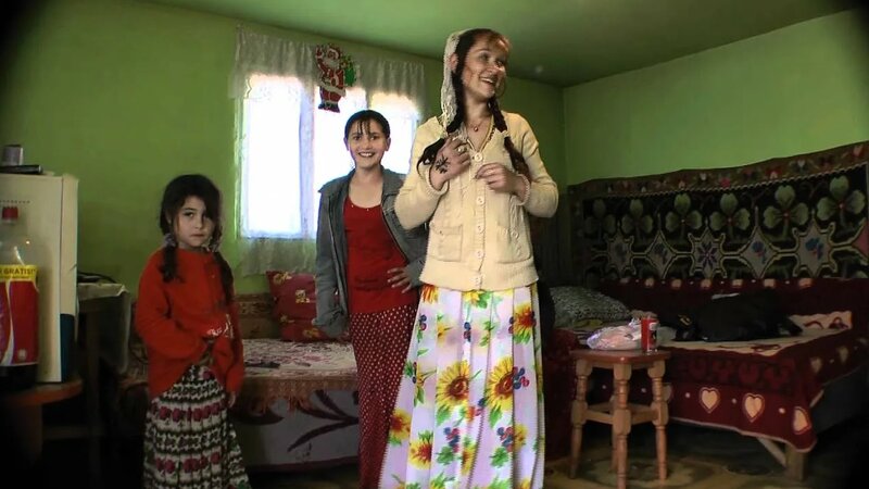 Gypsy girl dance in Romania 2 - Смотреть онлайн в поиске Яндекса по Видео