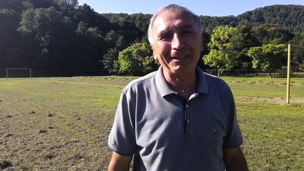 Стрижка газона на футбольном поле школы в Сочи