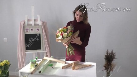 Делаем букет из цветов пошагово вместе с GusFlowers.ru