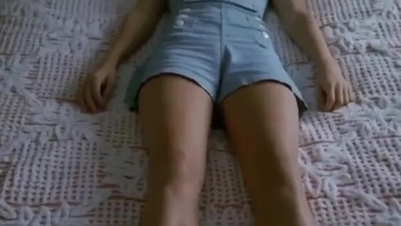 Internetda keksa ayolning yuziga qarash