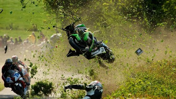 Великая и смертоносная гонка - Isle of Man TT — Видео от MOTO Nation