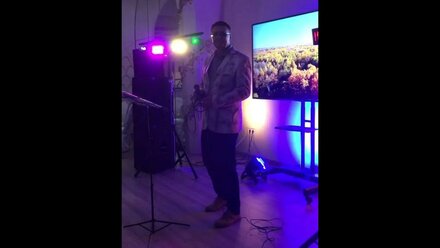Поющий ведущий Игорь Нечаев