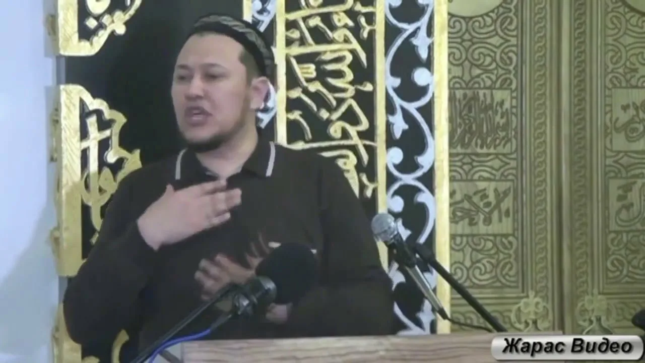 Емшек ұшын сорып жатқан ер адам