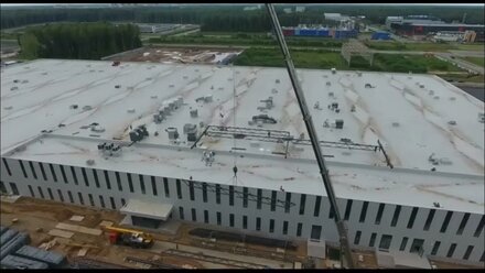 Кран 250 тонн-ик Liebherr LTM 1250 при подъёме на крышу