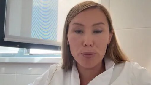 Ересек әйелдің жалаң жамбас фотосуреті