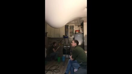 Как слить воду с натяжного потолка