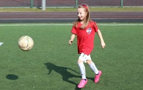 Женский футбол. Девочки 2009 года рождения. Мартовские успехи. 8 years old girls play football — Вид...