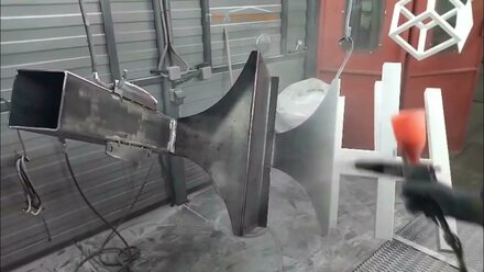 Покраска металлического каркаса лестницы