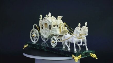 Королевская карета запряженная парой лошадей - жанровая скульптура из бивня мамонта