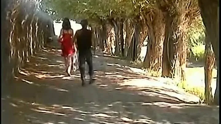 Қыздар ауыл моншасында шомылуда (видео)