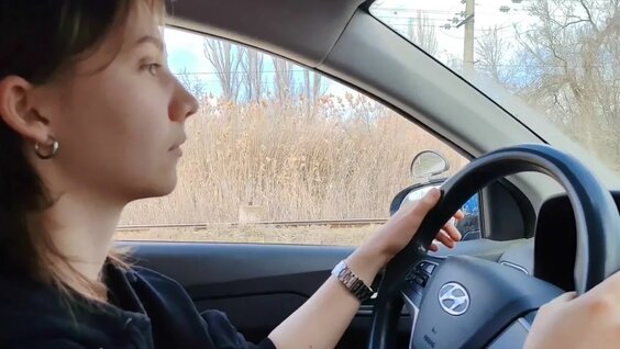 Вождение с нуля: первый выезд в город с Ариной. Учимся управлять автомобилем и оцениват...