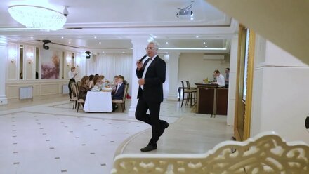 Ведущий Алексей Тихонов