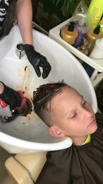 Лето — лучшее время для экспериментов с яркими цветами, которые так любят дети #стрижки #окрашивания