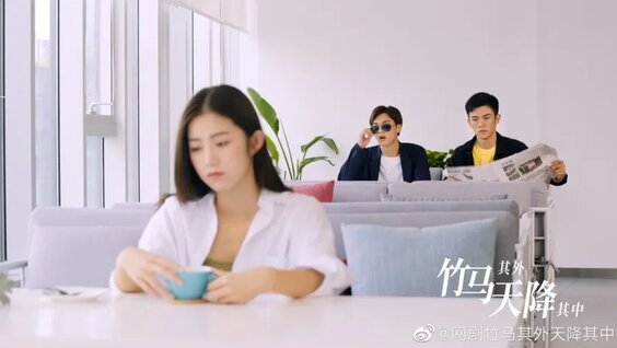 Er xotinining dosti bilan bolishini xohlaydi.