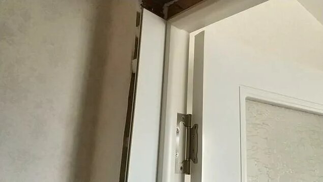 Три этапа установки телескопических доборов с наличниками в дверной ...