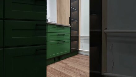 Зеленая кухня с серой столешницей-подоконником из искусственного камня