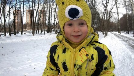 Макс на прогулке лепит снежки