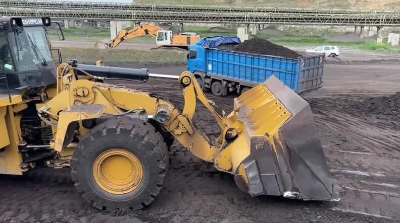 Caterpillar 992G Wheel Loader Loading Coal On Trucks With 1 Pass ...