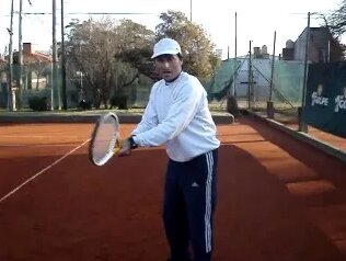 Удар двумя руками слева Clases de Tenis en Primer Golpe (Reves a 2 manos) — Видео от Тен...