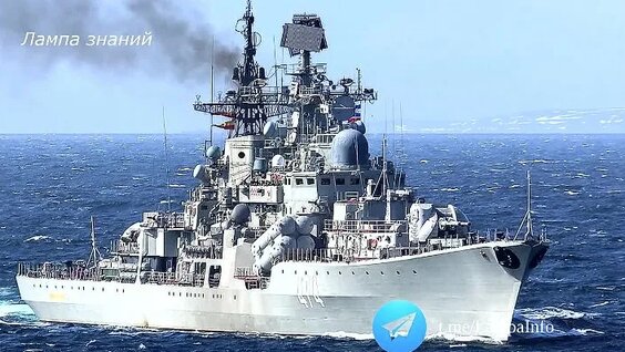 современный эсминец в море