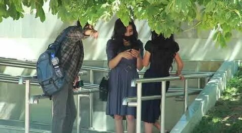 Qizi yalangoch onasiga qarab turardi.