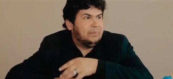 Жігіт пен қыз стриптиз ойнап отыр