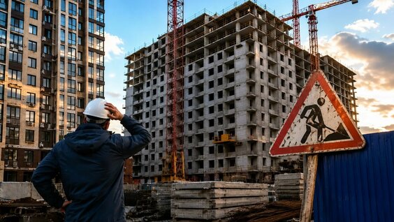 Застройщики все чаще нарушают сроки сдачи жилья в России: в чем причины? — Видео от Мир 24