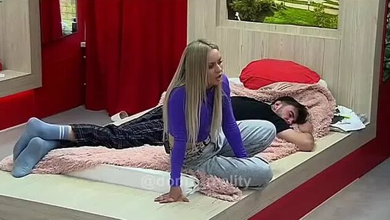 Uxlab yotgan ayolni siqib oldi