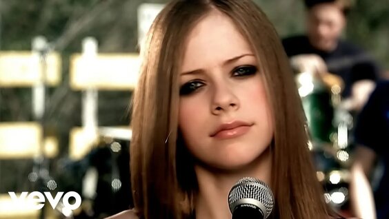 Үлкен мүшесі бар ұқыпты кішкентай киска