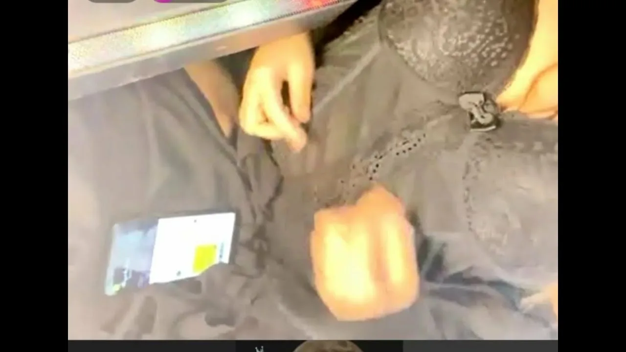 بنت سعودية تخلع ملابسها على البث المباشر أنصحك بالمشاهد الممتعة - смотреть  онлайн в поиске Яндекса по Видео