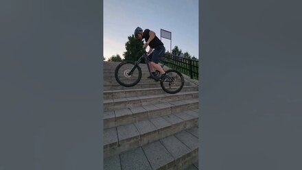 УЛЕТЕЛ ВНИЗ СО СТУПЕНЕК #mtb #downhill #mountainbike #mtblife #велосипед