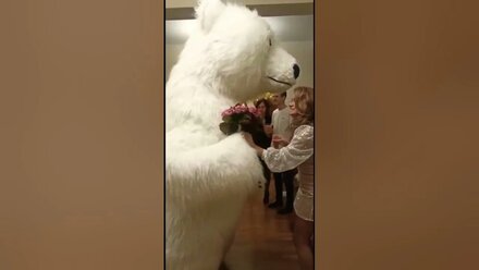 Сюрприз на дне рождения. Именинница танцует с большим белым медведем