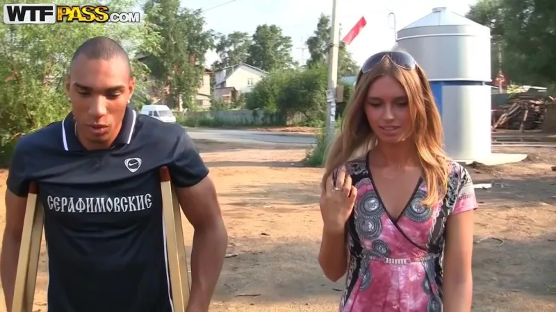 Qizil sochli porno yulduz uni ikki yigitga pul evaziga beradi (mypickupgirls)