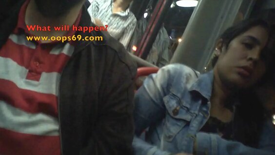 Xotin erini ayollar kiyimida kiydiradi