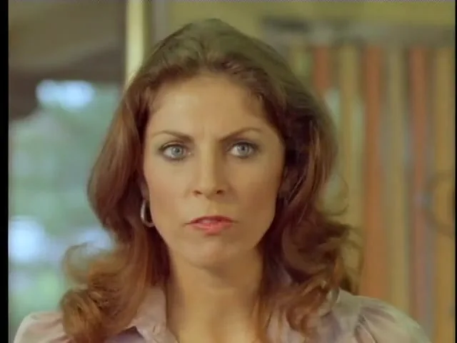 Бейнеде әйелдер киімдерін шешіп жатыр