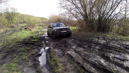 Isuzu Wizard 4jx1 преодолевает грязь