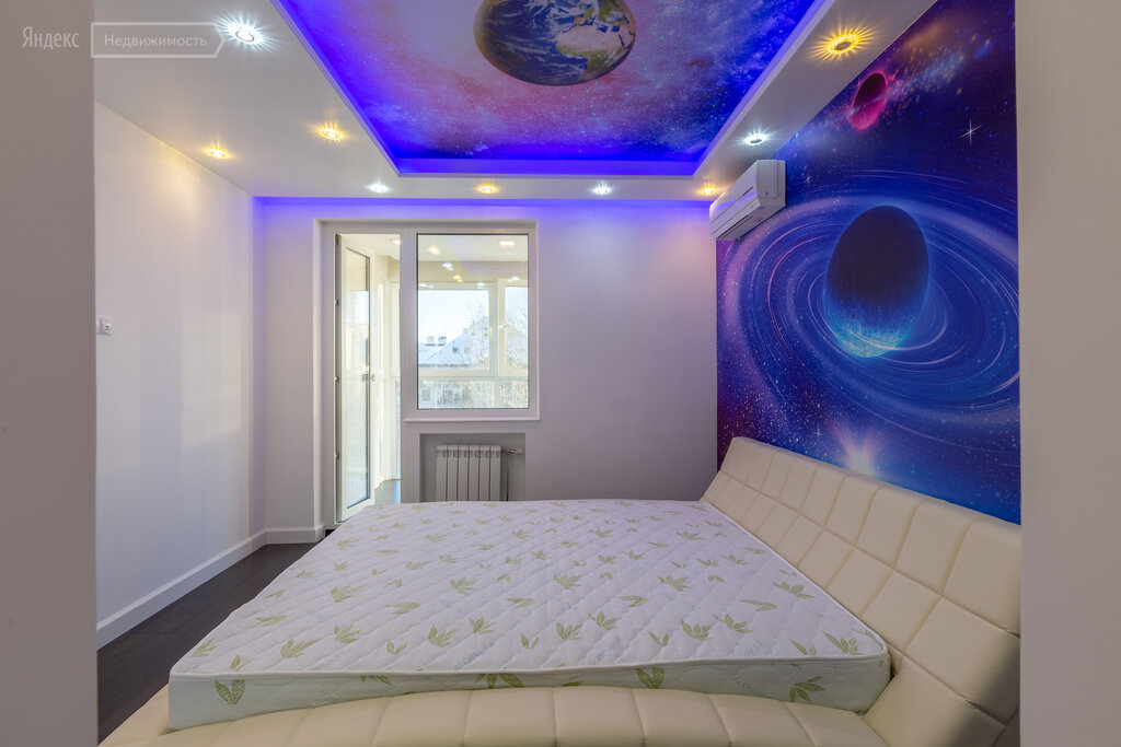 спальня с планетами