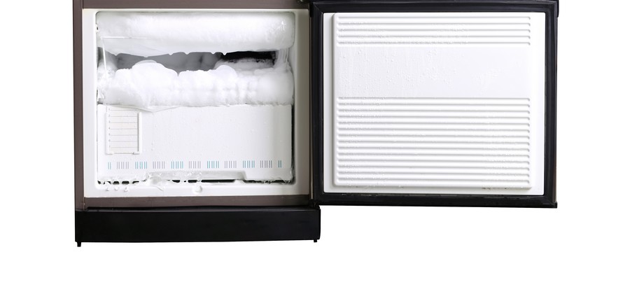 Открытый холодильник с массивными ледяными наростами