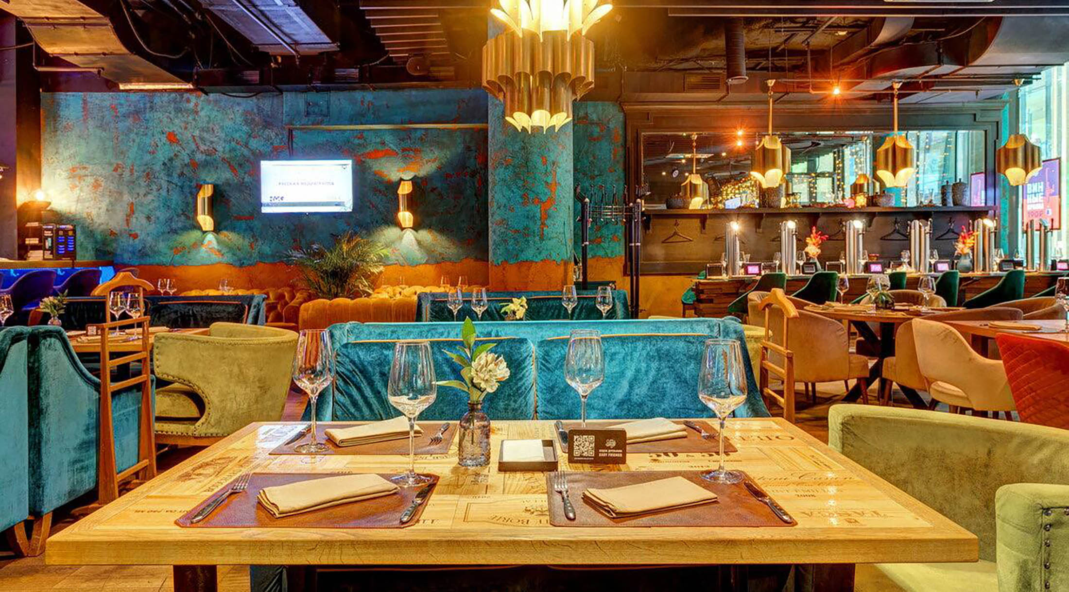 Пользователи Яндекс Еды смогут забронировать столики в ресторанах прямо в приложении