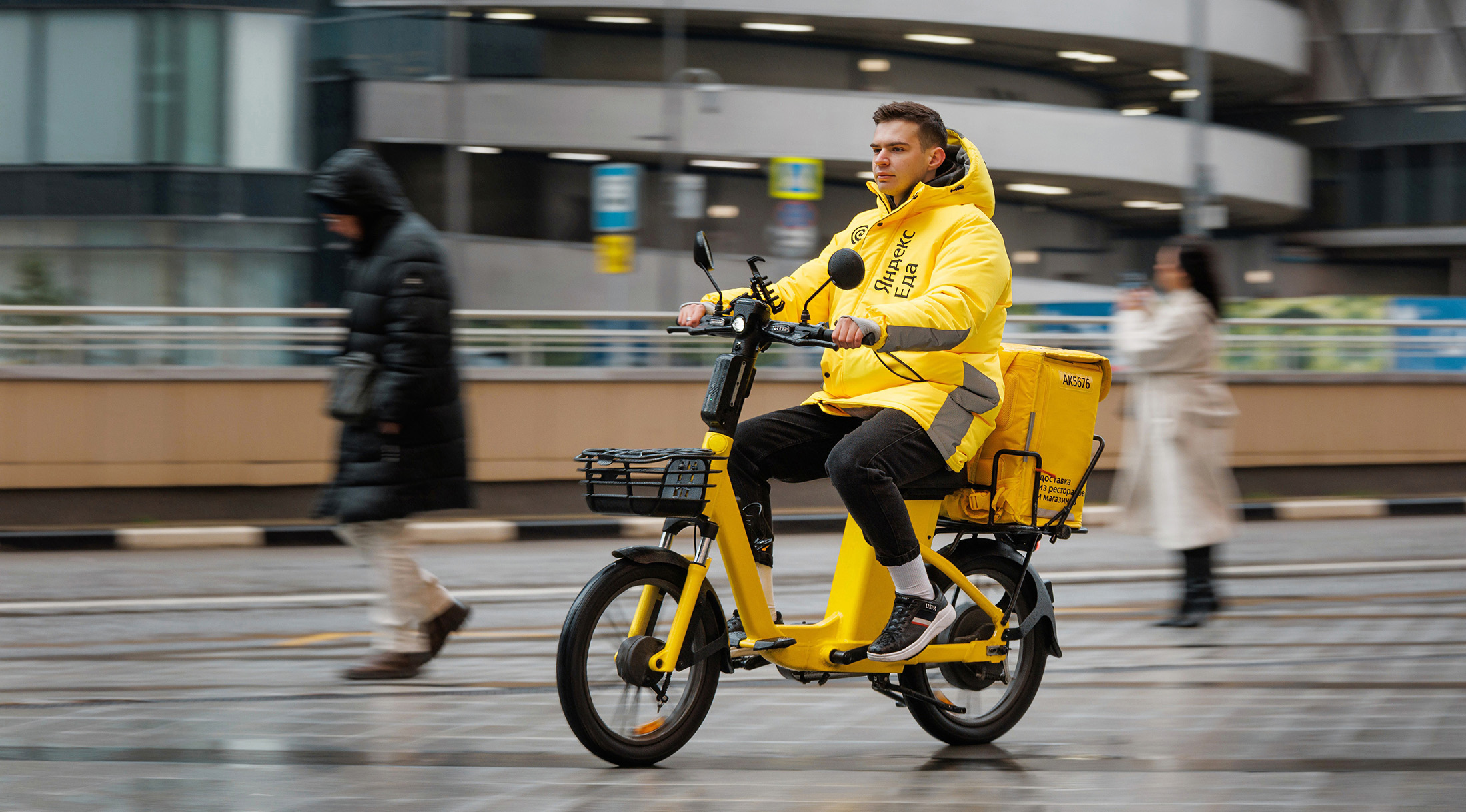 Яндекс обеспечит безопасными электровелосипедами более 5 тысяч курьеров
