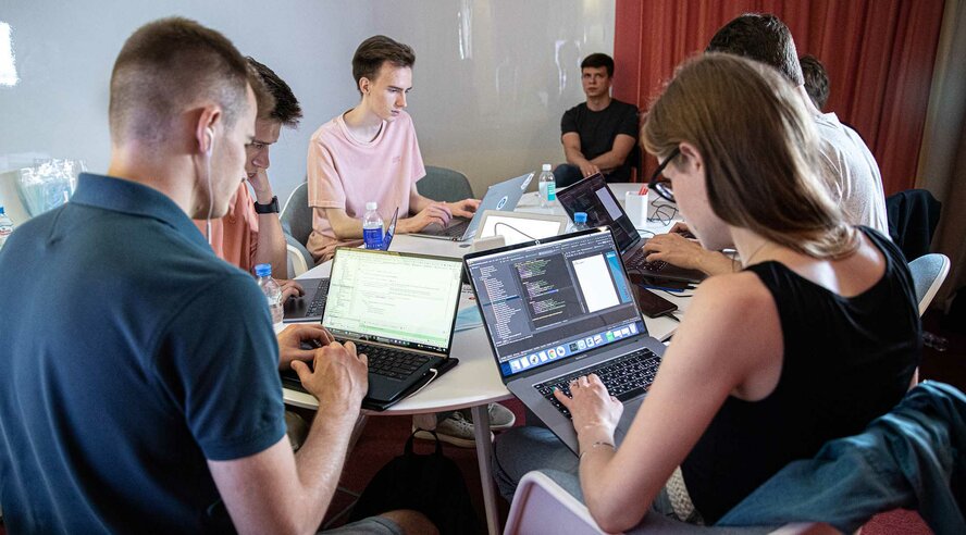 Яндекс проведёт хакатон по созданию инклюзивных навыков Алисы